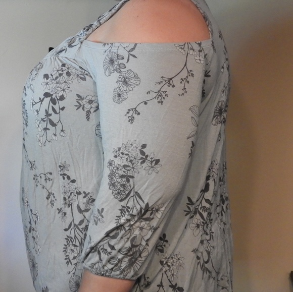 🌼3 for $10🌼Size 1 Maurices Cold Shoulder Blouse - Picture 3 of 6